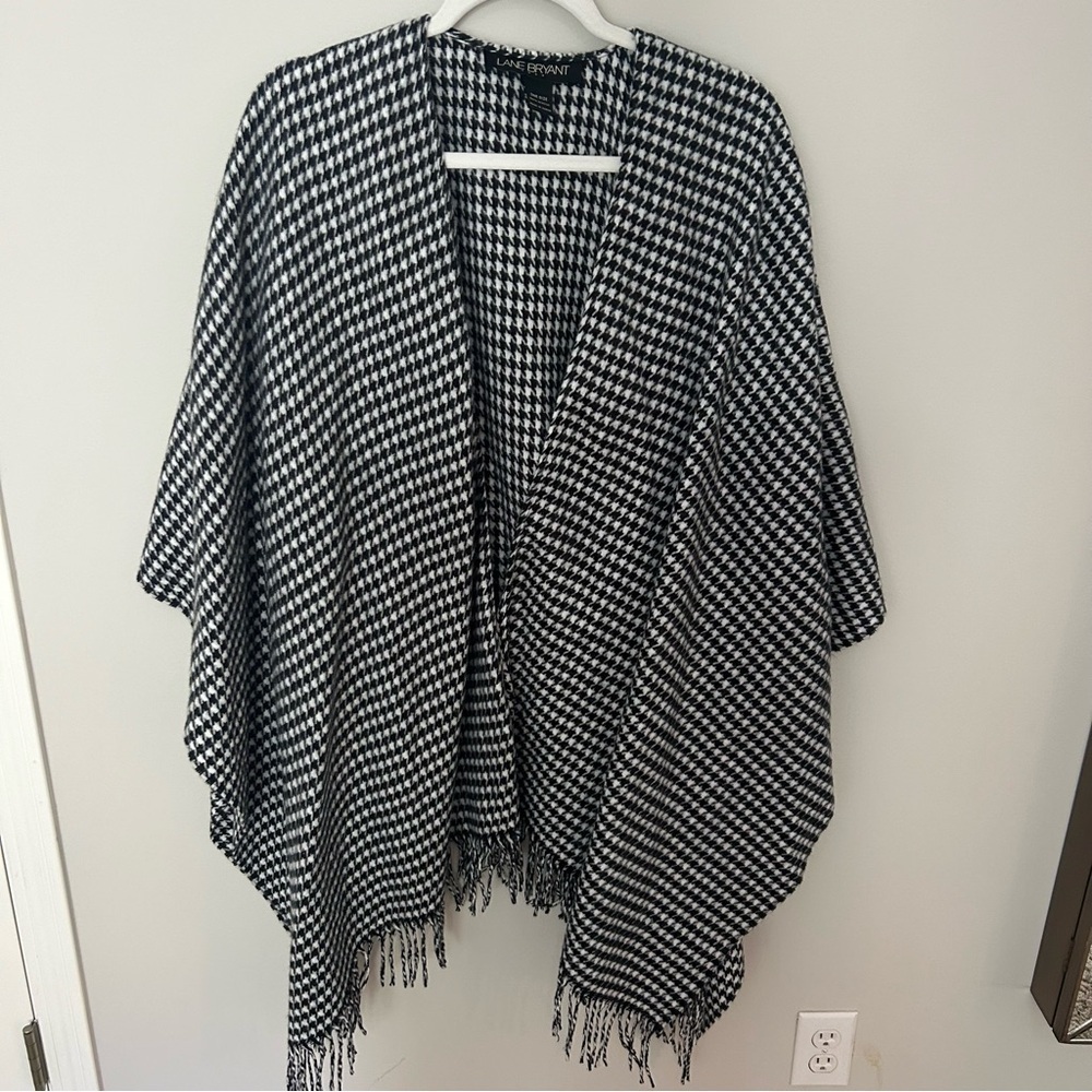 Lane Bryant Houndstooth Fringe/Tassel Detail Black and White Poncho/Shawl